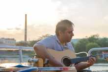 Musicista sul ponte della barca