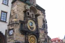 El reloj astronómico en la Plaza de la Ciudad Vieja de Praga