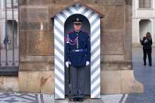 Guardia frente al castillo de Praga