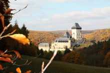 Karlstejn Castle im Herbst