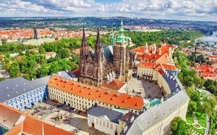 Prague Castle with Bus Tour