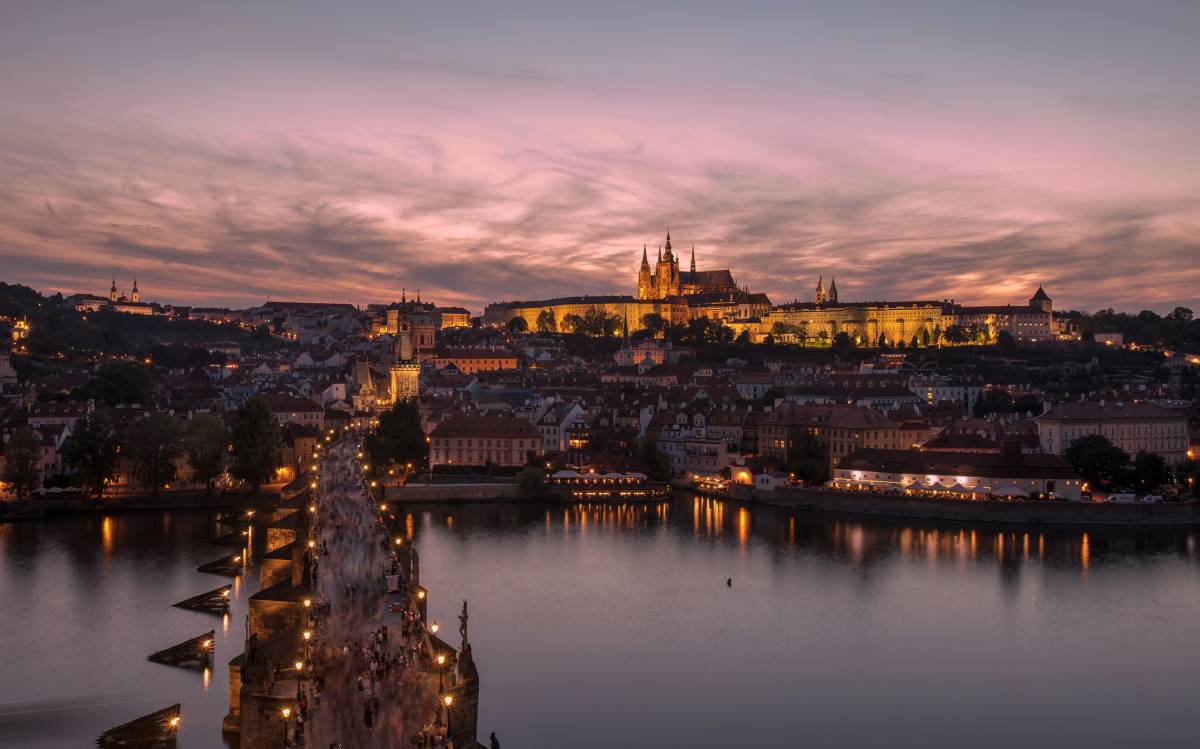 Večerní plavba s večeří, hudbou a okružní jízdou