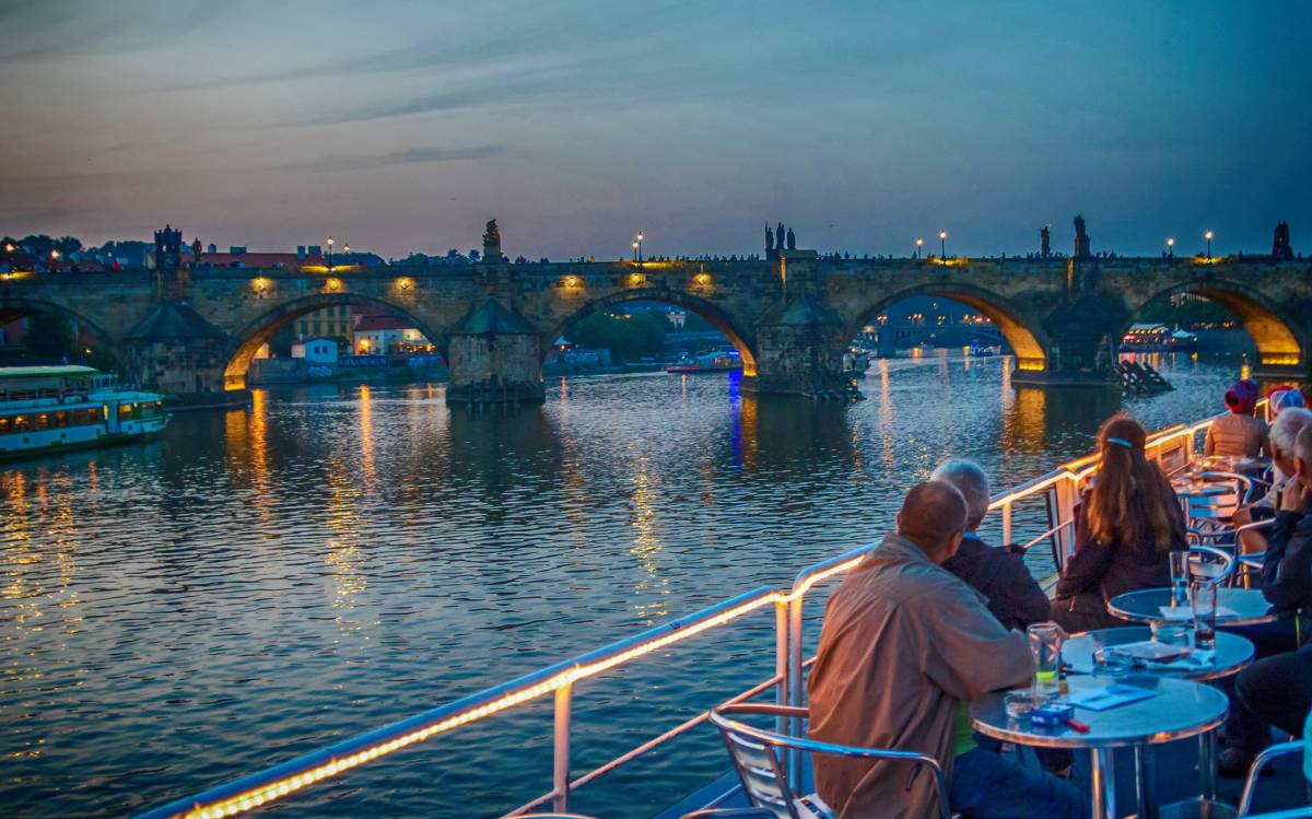 Paseo vespertino en barco con cena